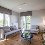 Renovated 2 Bedroom Apartment With Parking & Ac