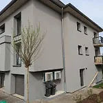 Renovated 2 Bedroom Apartment With Parking & Ac