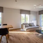 Renovated 2 Bedroom Apartment With Parking & Ac