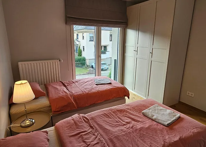 Renovated 2 Bedroom Apartment With Parking & Ac