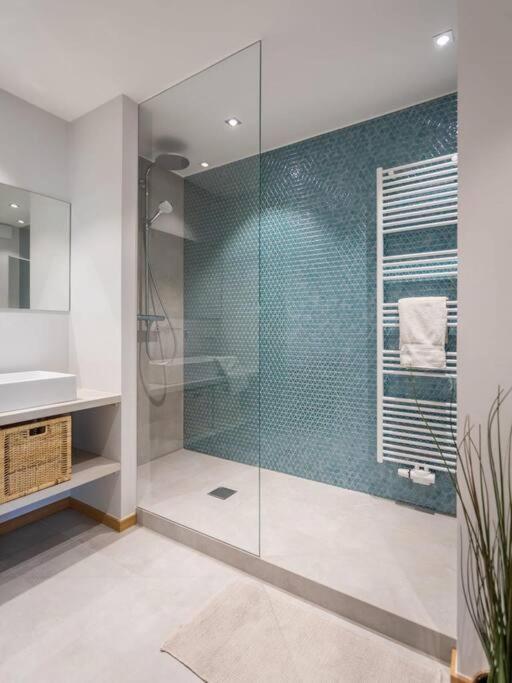 Renovated 2 Bedroom With Parking & Ac
