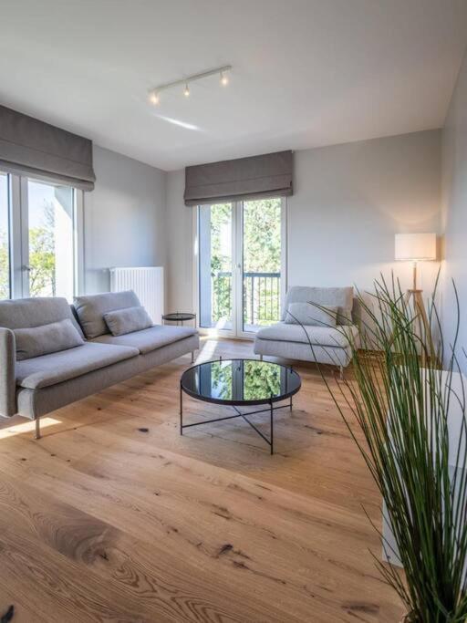 Renovated 2 Bedroom With Parking & Ac