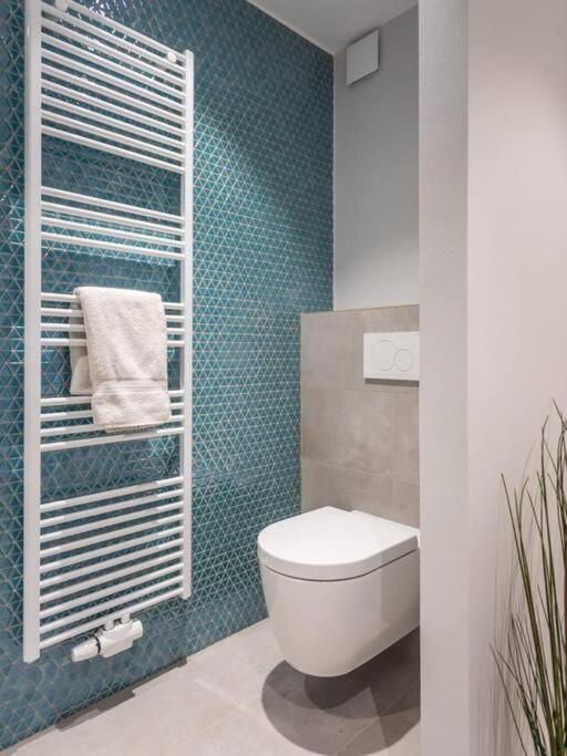 Renovated 2 Bedroom With Parking & Ac